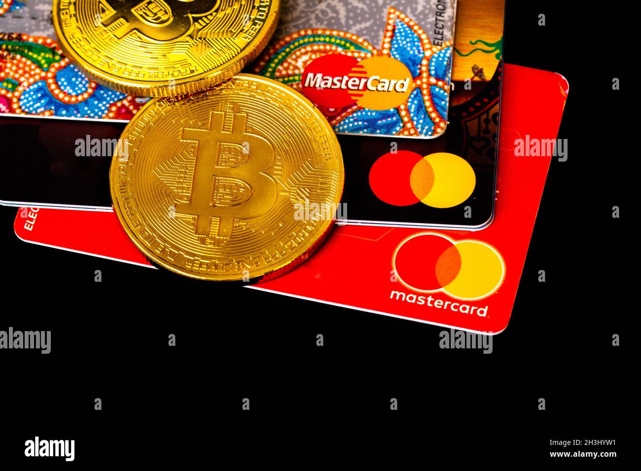 Diverse carte con il logo Mastercard come mezzo di pagamento sono abbastanza diffuse nel mondo, facendo cooperazione con bitcoin. YOGYAKARTA, INDONESIA Foto Stock
