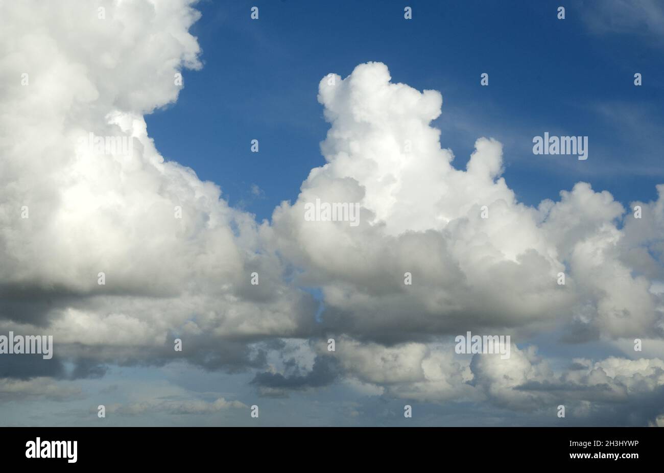 Nuvole, nuvole a convezione blu; cielo blu; Foto Stock