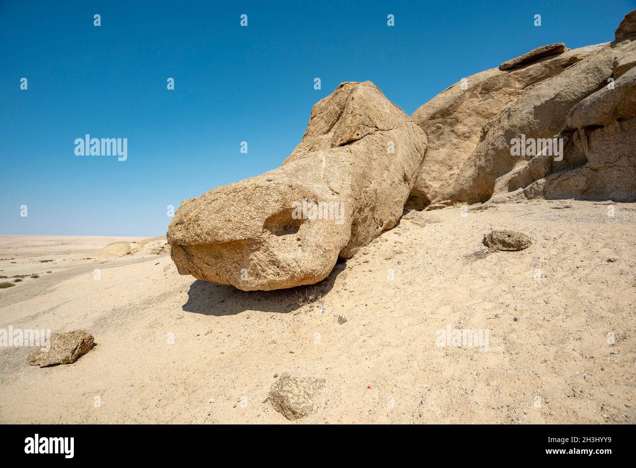 Scenografica formazione di roccia vulcanica tra il deserto di sabbia in Namibia Foto Stock