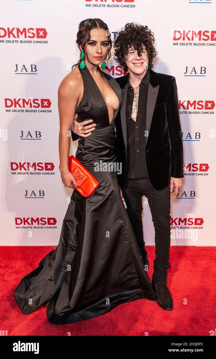 New York, NY - 28 ottobre 2021: Julieta Grajales e LP (Laura Pergolizzi Ruffo) partecipano al 30° anniversario DKMS Gala a Cipriani Wall Street Foto Stock