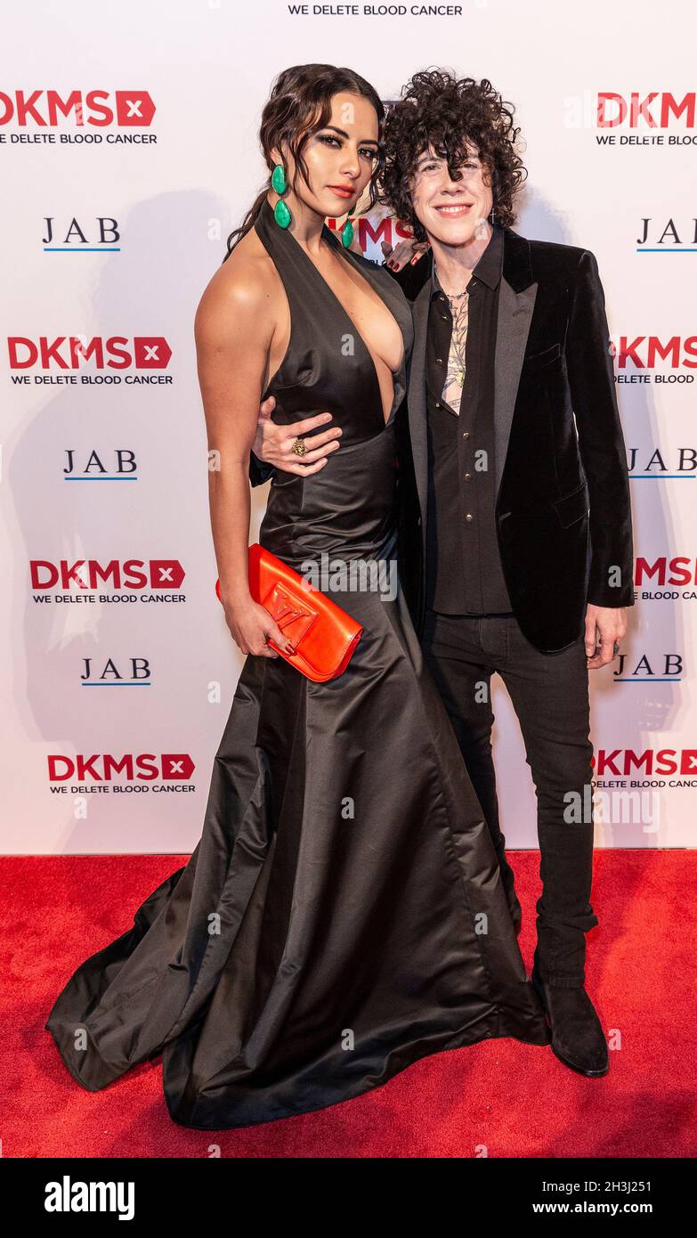 New York, Stati Uniti. 28 ottobre 2021. Julieta Grajales e LP (Laura Pergolizzi Ruffo) partecipano al 30° anniversario DKMS Gala al Cipriani Wall Street di New York il 28 ottobre 2021. (Foto di Lev Radin/Sipa USA) Credit: Sipa USA/Alamy Live News Foto Stock
