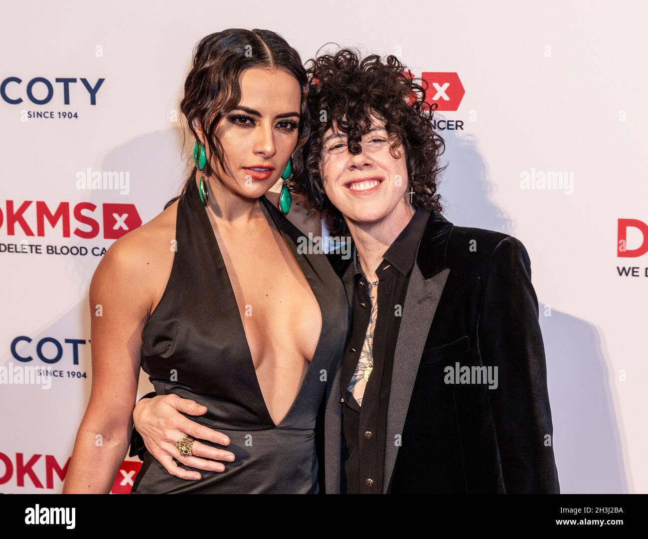 New York, Stati Uniti. 28 ottobre 2021. Julieta Grajales e LP (Laura Pergolizzi Ruffo) partecipano al 30° anniversario DKMS Gala al Cipriani Wall Street di New York il 28 ottobre 2021. (Foto di Lev Radin/Sipa USA) Credit: Sipa USA/Alamy Live News Foto Stock