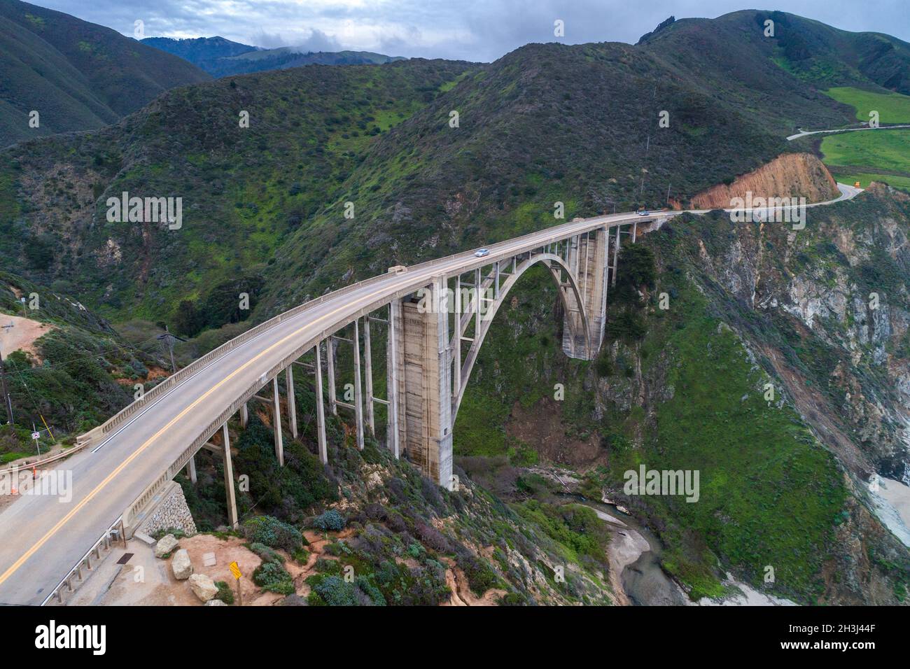 Il Bixby Creek Bridge, noto anche come Bixby Canyon Bridge, sulla costa di Big sur in California, è uno dei ponti più fotografati della California Foto Stock