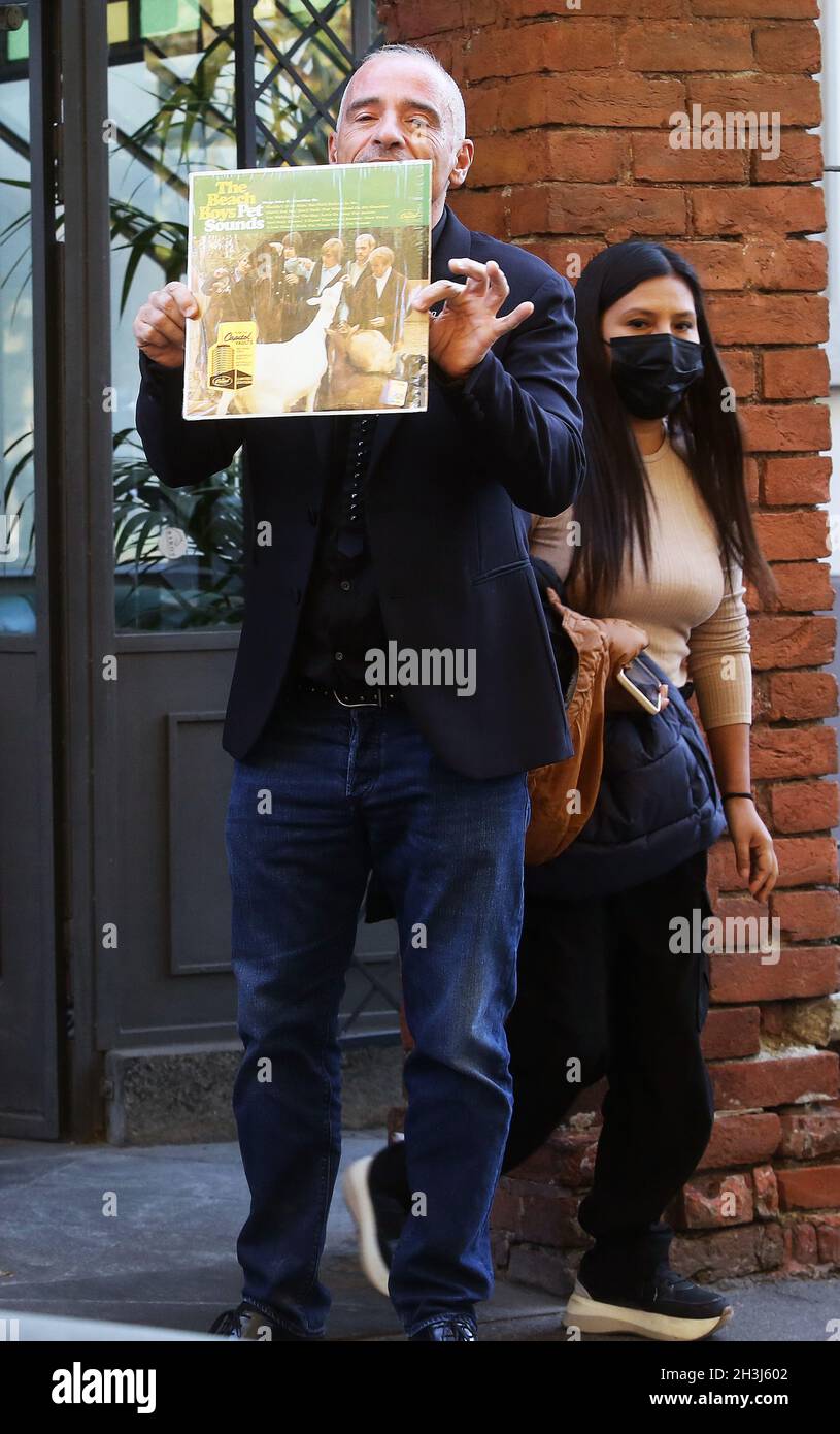 Milano, Italia. 28 ottobre 2021. Eros Ramazzotti festeggia il suo compleanno al ristorante Ribot in compagnia dei suoi figli Raffaela Aurora e Gabrio Tullio e con Biagio Antonacci e molti altri amici Credit: Independent Photo Agency/Alamy Live News Foto Stock