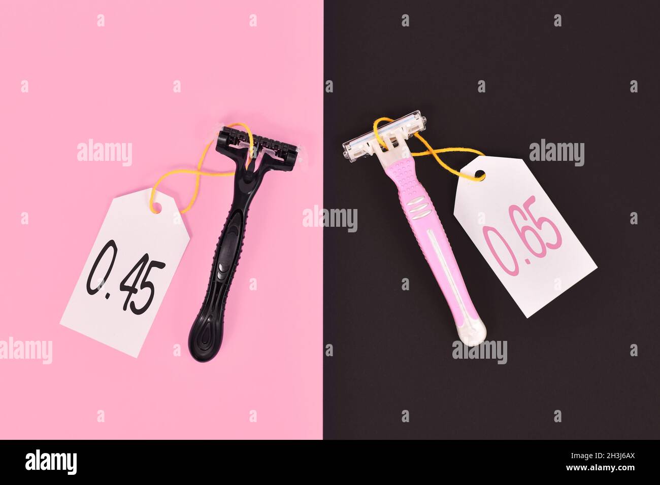 Concetto di stereotipi di genere e di imposta rosa che mostra rasoi rosa e nero commercializzati a generi specifici con diversi prezzi Foto Stock