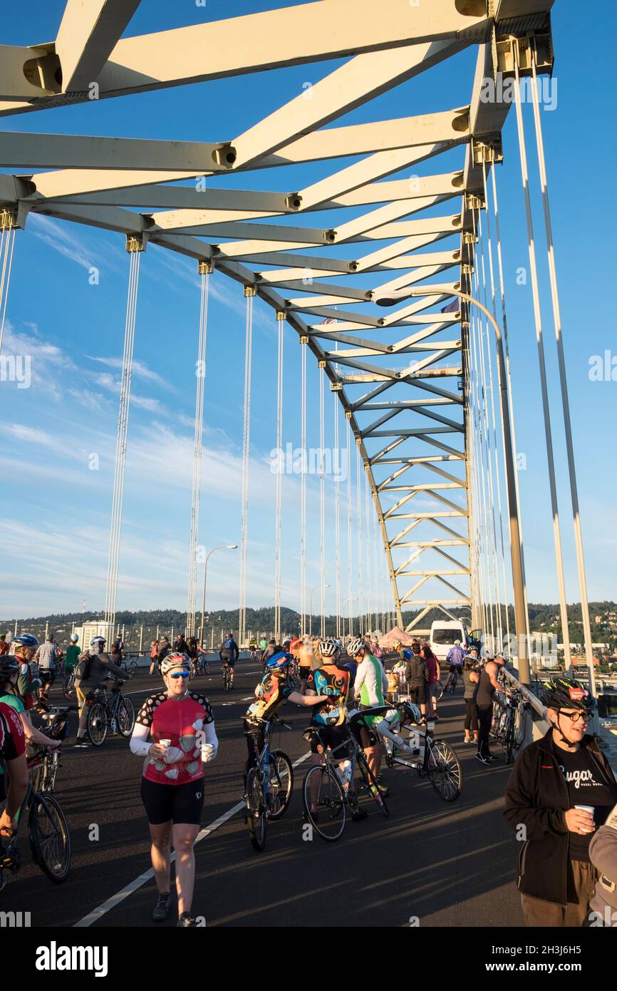 Sulla linea di partenza dell'evento ciclistico Bike the Bridge annuale a Portland, Oregon, il 14 agosto 2016 Foto Stock