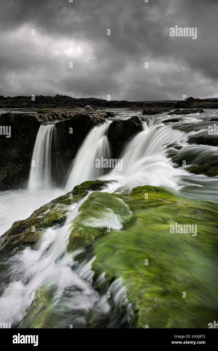 Rocce verdi all'Hrafnabjargafoss dell'Islanda. Foto Stock