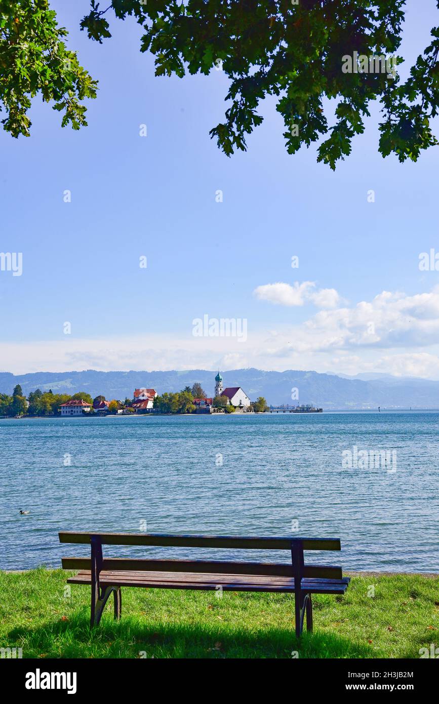 Vista della chiesa parrocchiale cattolica Sankt Georg sulla penisola di Wasserburg sul Lago di Costanza, sullo sfondo il Pfänder (1062 m) Pfänder, Baden Foto Stock