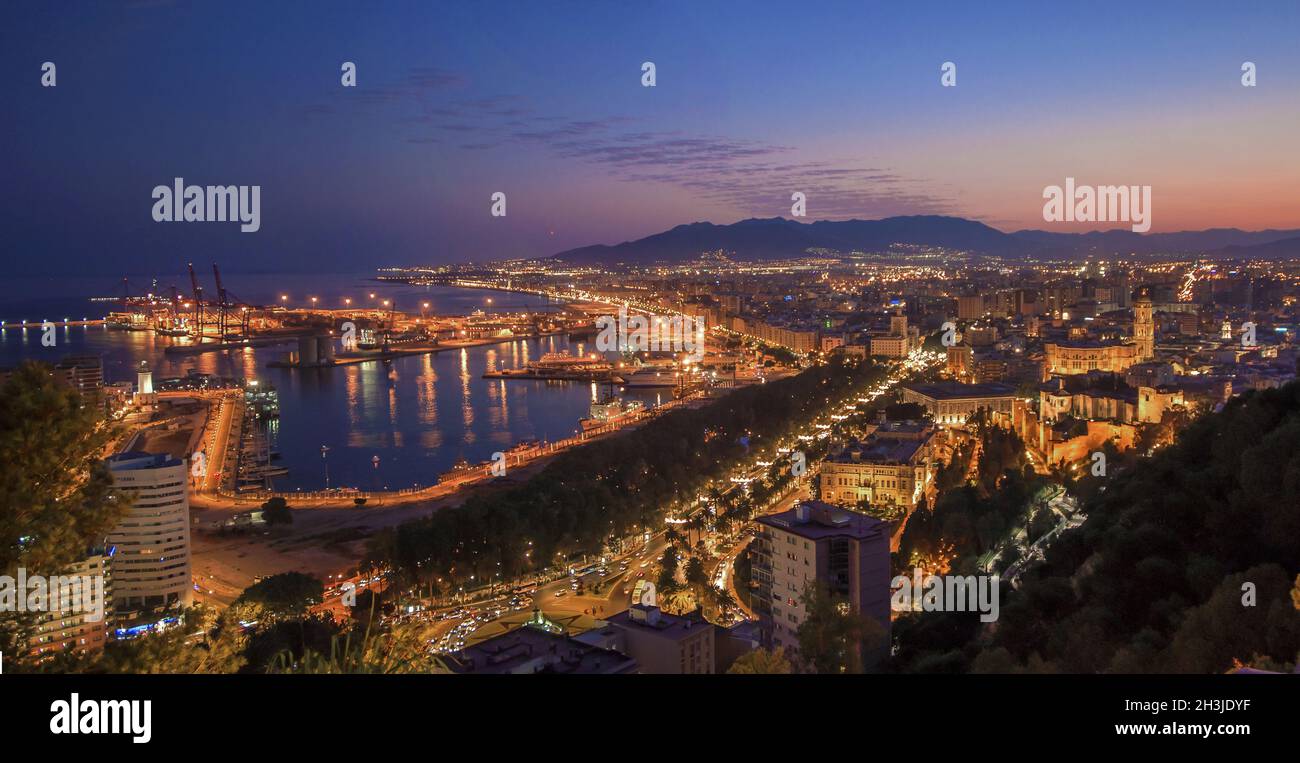 Panoramica vista notturna della città di Malaga, Spagna Foto Stock