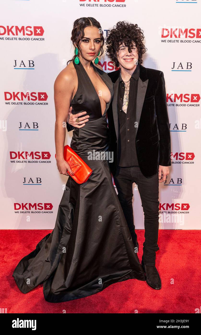 New York, Stati Uniti. 28 ottobre 2021. Julieta Grajales e LP (Laura Pergolizzi Ruffo) partecipano al 30° anniversario DKMS Gala al Cipriani Wall Street (Photo by Lev Radin/Pacific Press) Credit: Pacific Press Media Production Corp./Alamy Live News Foto Stock