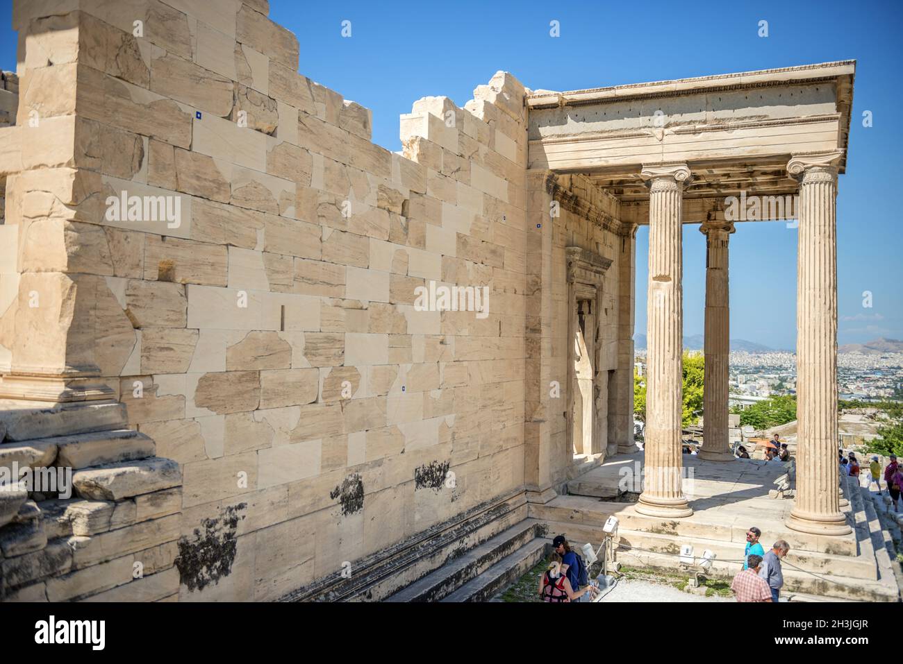 Athens, Grecia - 8 Settembre 2014: turisti visite alle rovine di Eretteo tempio sulla collina dell'Acropoli di Atene in Grecia. Foto Stock