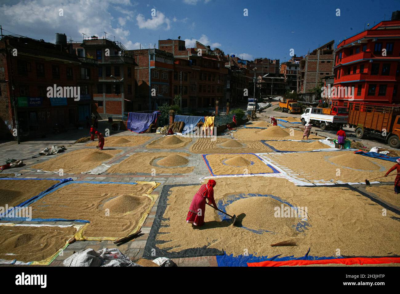 Bhaktapur, Bagmati, Nepal. 29 ottobre 2021. Una visione generale di Yoshi: Khel, terreno comune a Bhaktapur, dove si svolgono vari eventi culturali su base annuale è coperto con grani di riso lasciato asciugare il Venerdì. Credit: Amit Machamasi/ZUMA Wire/Alamy Live News Foto Stock