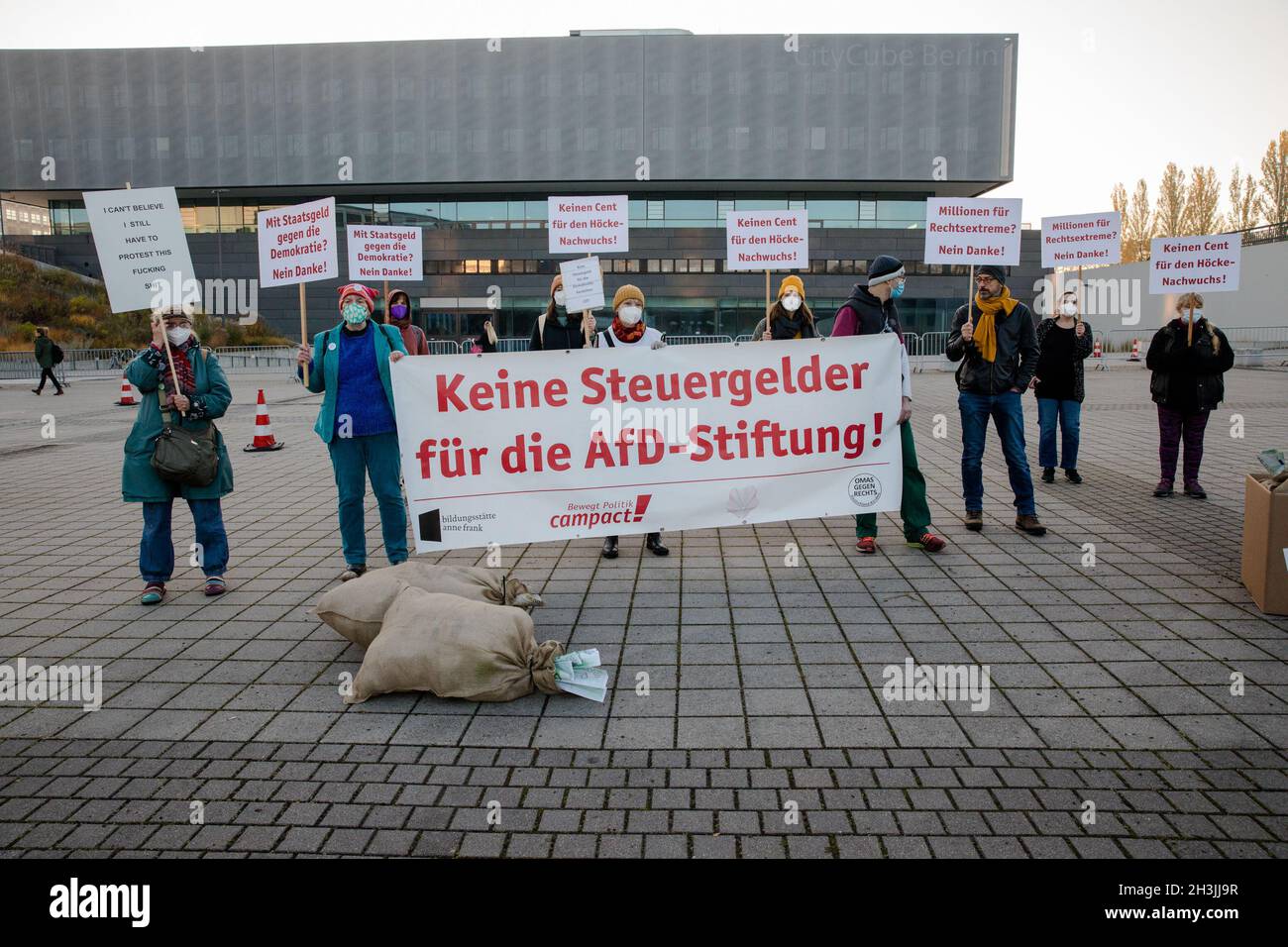 Berlino, Germania. 29 ottobre 2021. Manifestanti davanti al CityCube di Berlino, protestando contro la Fondazione Desiderius-Erasmus. Berlino, Germania, il 29 ottobre 2021. (Foto di Michael Kuenne/PRESSCOV/Sipa USA) Credit: Sipa USA/Alamy Live News Foto Stock