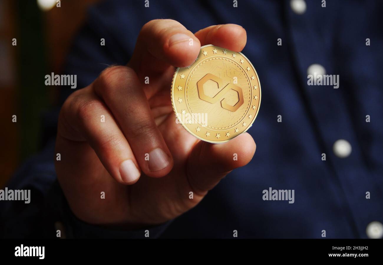 Poligono Matic Cryptocurrency simbolo moneta d'oro in mano astratto concetto. Foto Stock