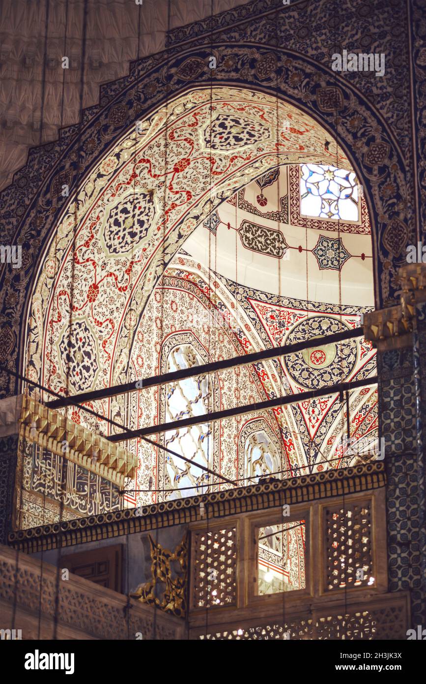 ISTANBUL, Turchia - 5 Maggio 2014: belle decorate interno della Yeni Cami, il significato della nuova moschea; originariamente il sultano valido? Foto Stock