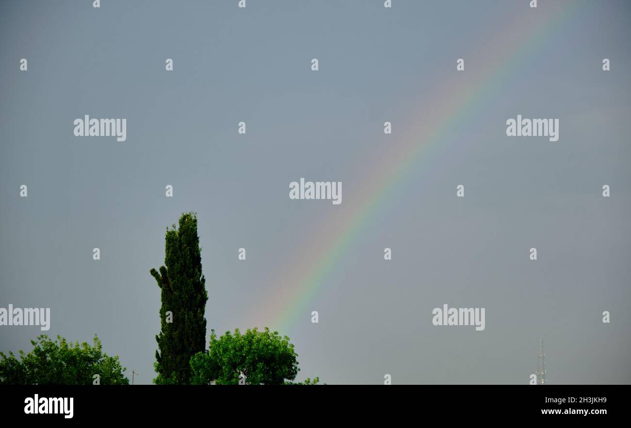 Rainbow si estende al cielo da pini verdi nel cielo di Bursa Turchia Foto Stock