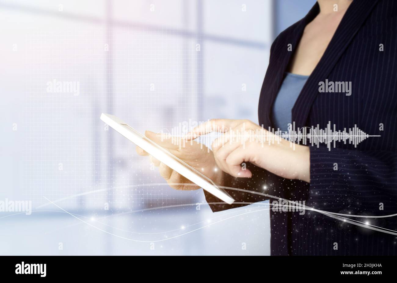 Tecnologia audio per audiolibri. Traccia audio digitale a portata di mano. Tablet bianco portatile con traccia audio ologramma digitale, segnale d'onda. Software utilizzato per la registrazione Foto Stock