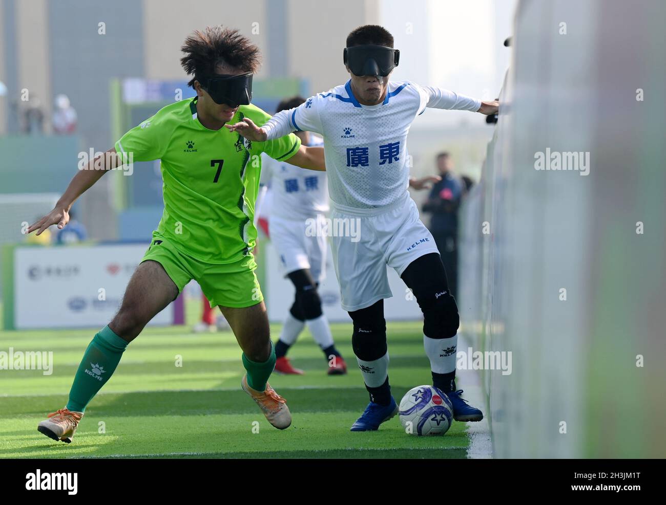 (211029) -- XI'AN, 29 ottobre 2021 (Xinhua) -- Zhang Lijing (L), giocatore della squadra di calcio cinese cieca in entrambi i Giochi Paralimpici di Rio 2016 e Tokyo 2020, compete durante una partita in Cina 11 Giochi nazionali per persone con disabilità, a Shaanxi, Cina, il 24 ottobre 2021. Quest'anno, molti giocatori di calcio ciechi che hanno una partita internazionale e l'esperienza paralimpica hanno gareggiato in Cina 11 ° Giochi nazionali per persone con disabilità e l'ottava Olimpiadi nazionali speciali a Xi'an, capitale della provincia di Shaanxi, che mostra la crescita del numero di giocatori di calcio cieca élite cinese. (Xinhua/li Foto Stock