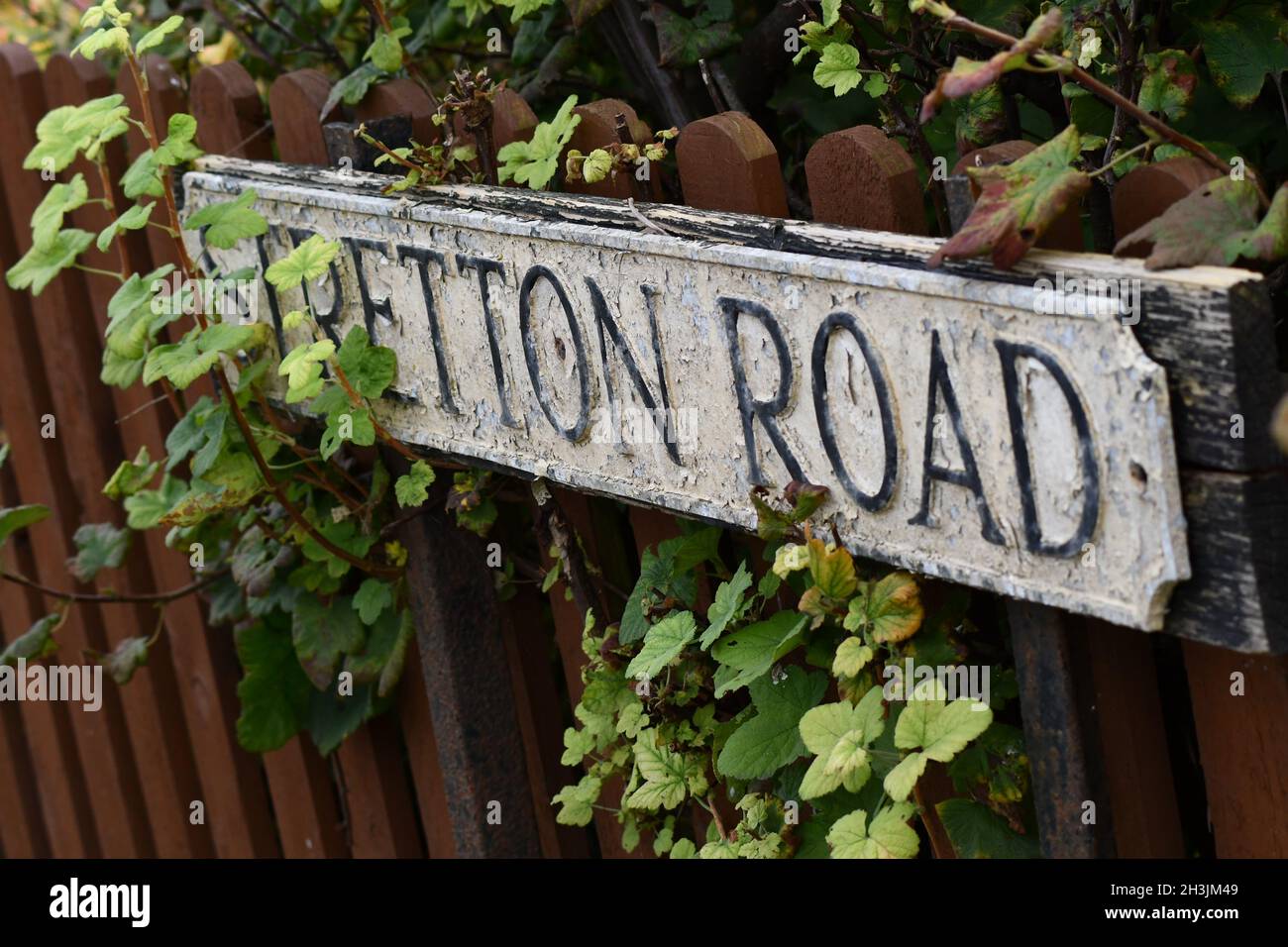 Una vecchia strada rurale inglese cartello su una recinzione chiamata Stretton Road Foto Stock