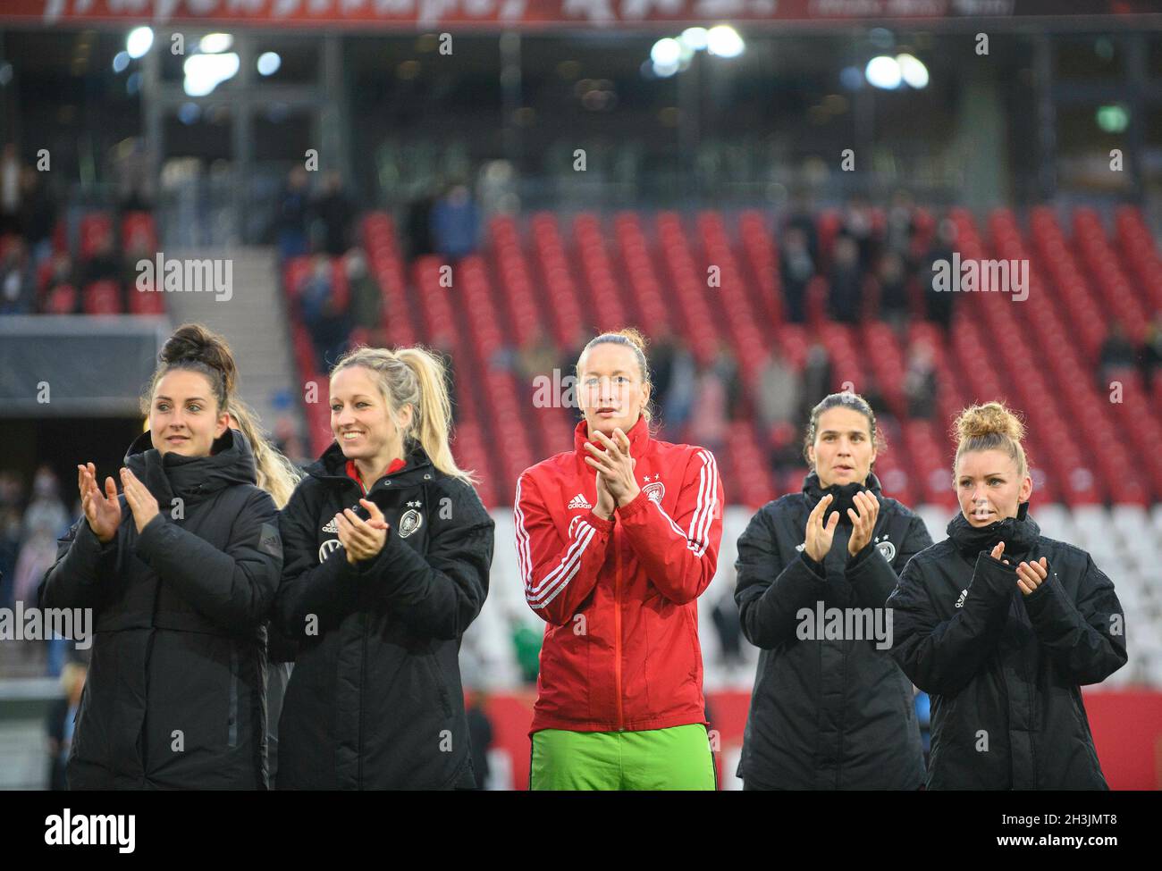 Da sinistra a destra Sara DAEBRITZ (DÃ britz, GER), Kathrin HENDRICH (GER), goalwart/goalhueterin Almuth SCHULT (GER), Dzsenifer MAROZSAN (GER), Linda DALLMANN (GER) che batte dopo la partita, partita di calcio femminile, Coppa del mondo di Essen 7 ottobre 2021, Germania (GER). Â Foto Stock