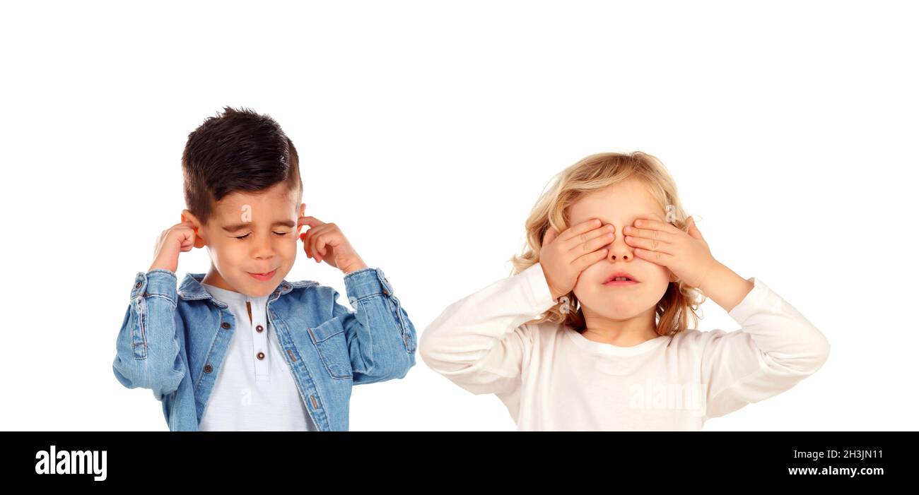 I bambini che ricoprono le orecchie un altro gli occhi si isolarono su uno sfondo bianco Foto Stock