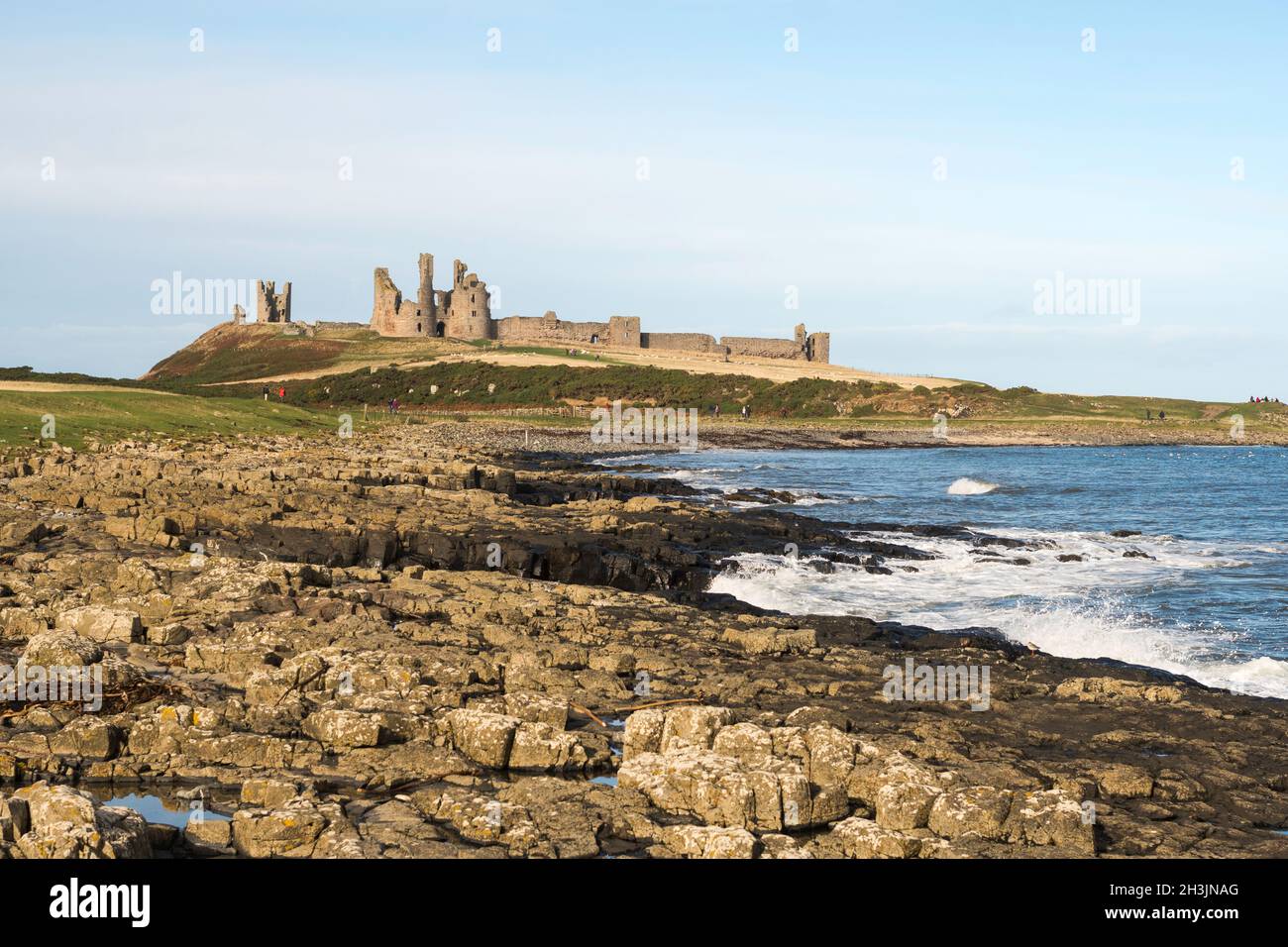 Vista costiera del castello di Dunstanburgh vicino a Crafer in Northumberland, Inghilterra, Regno Unito Foto Stock