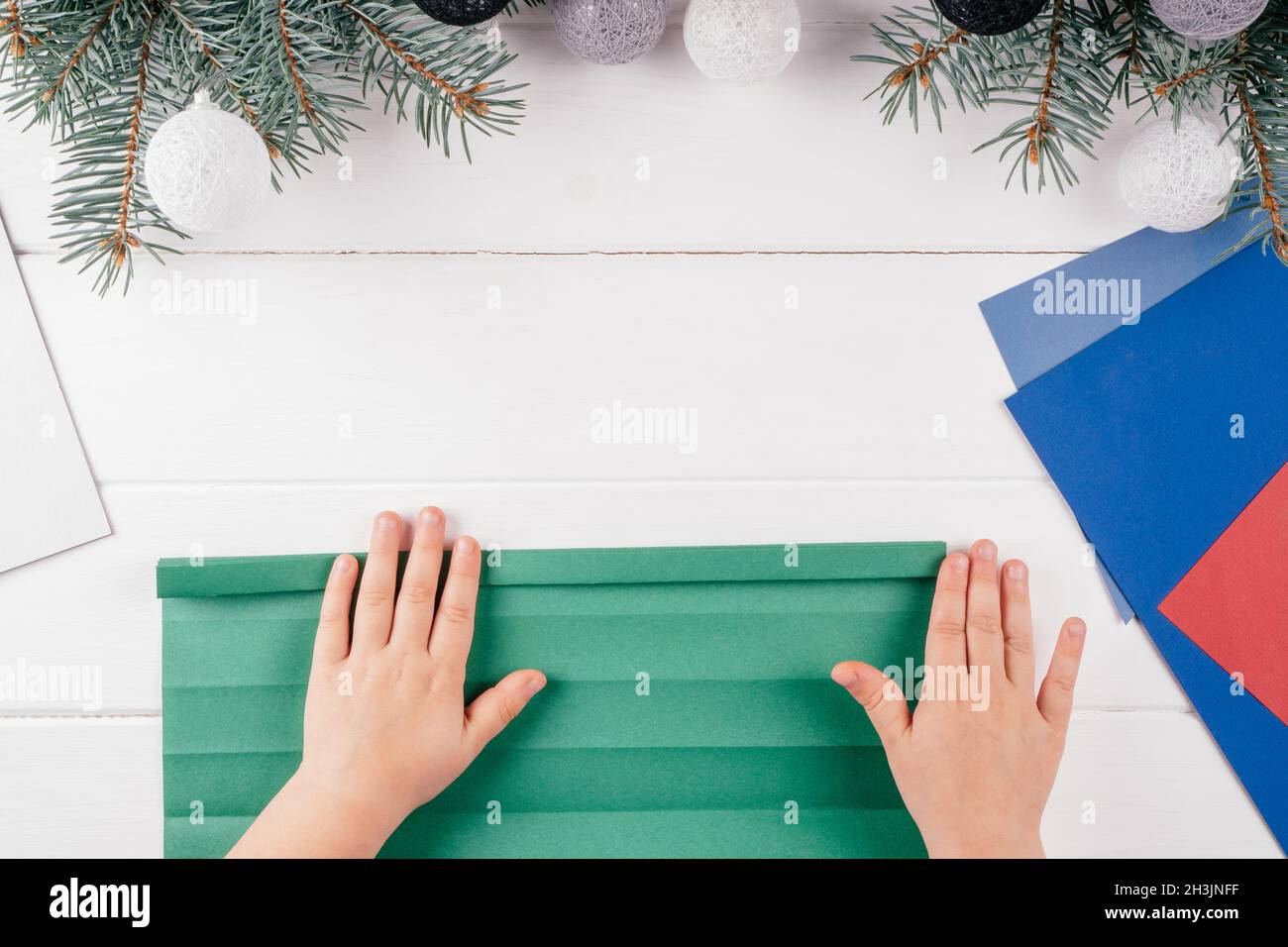 Composito Digitale di Buon Natale testo su indicazioni del cartello in legno in Natale paesaggio invernale con albero di Natale e Santa' Foto stock