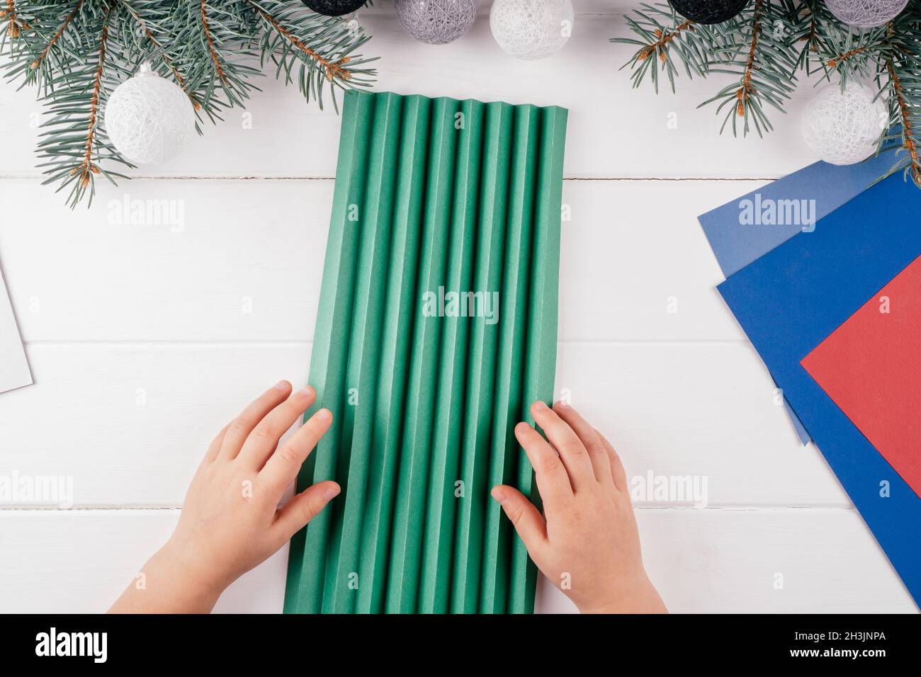Biglietto Dauguri Vintage Di Buon Natale Con Albero Di Natale E Paesaggio Urbano Buona Cartolina Di Capodanno Vacanze Invernali - Immagini vettoriali stock e altre immagini di Abete - iStock