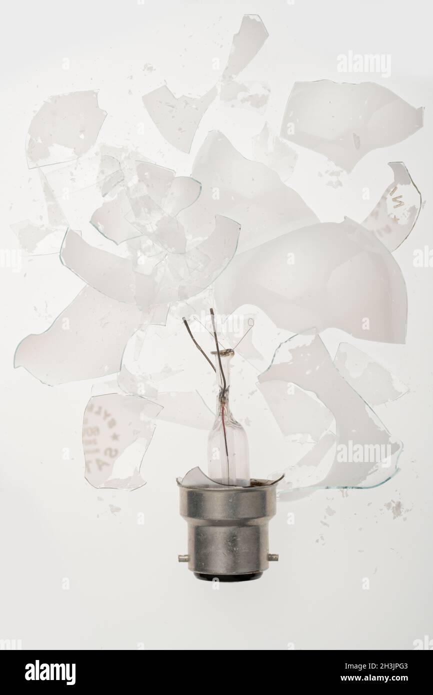 Una lampadina a forma di vecchio stile a incandescenza in perla da 60 W o 100 W con attacco a baionetta. Un leggero colpo ed esplode in 100's di shards taglienti di vetro. Foto Stock