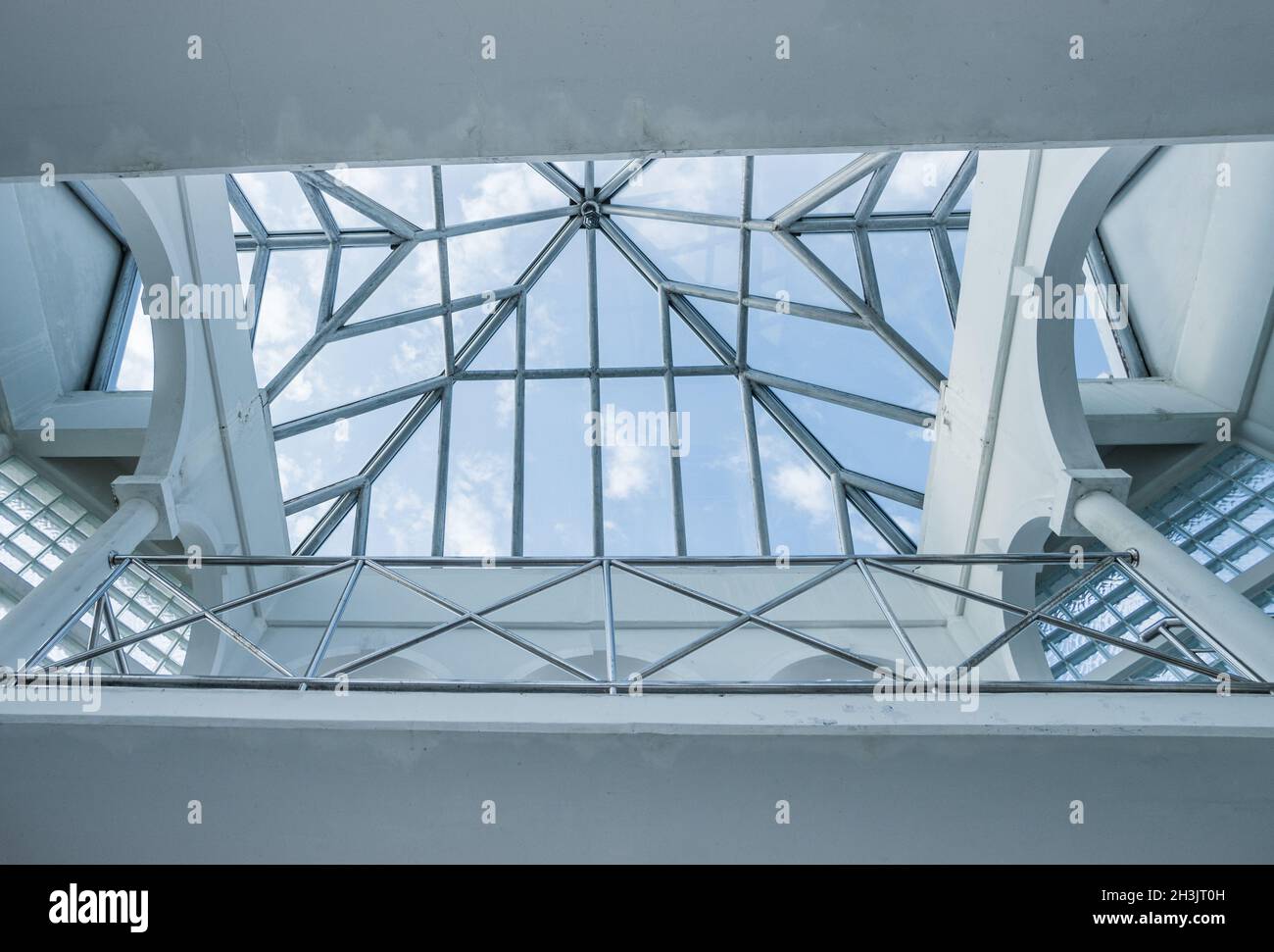 Tetto lucernario finestra in giorno di sole Foto Stock