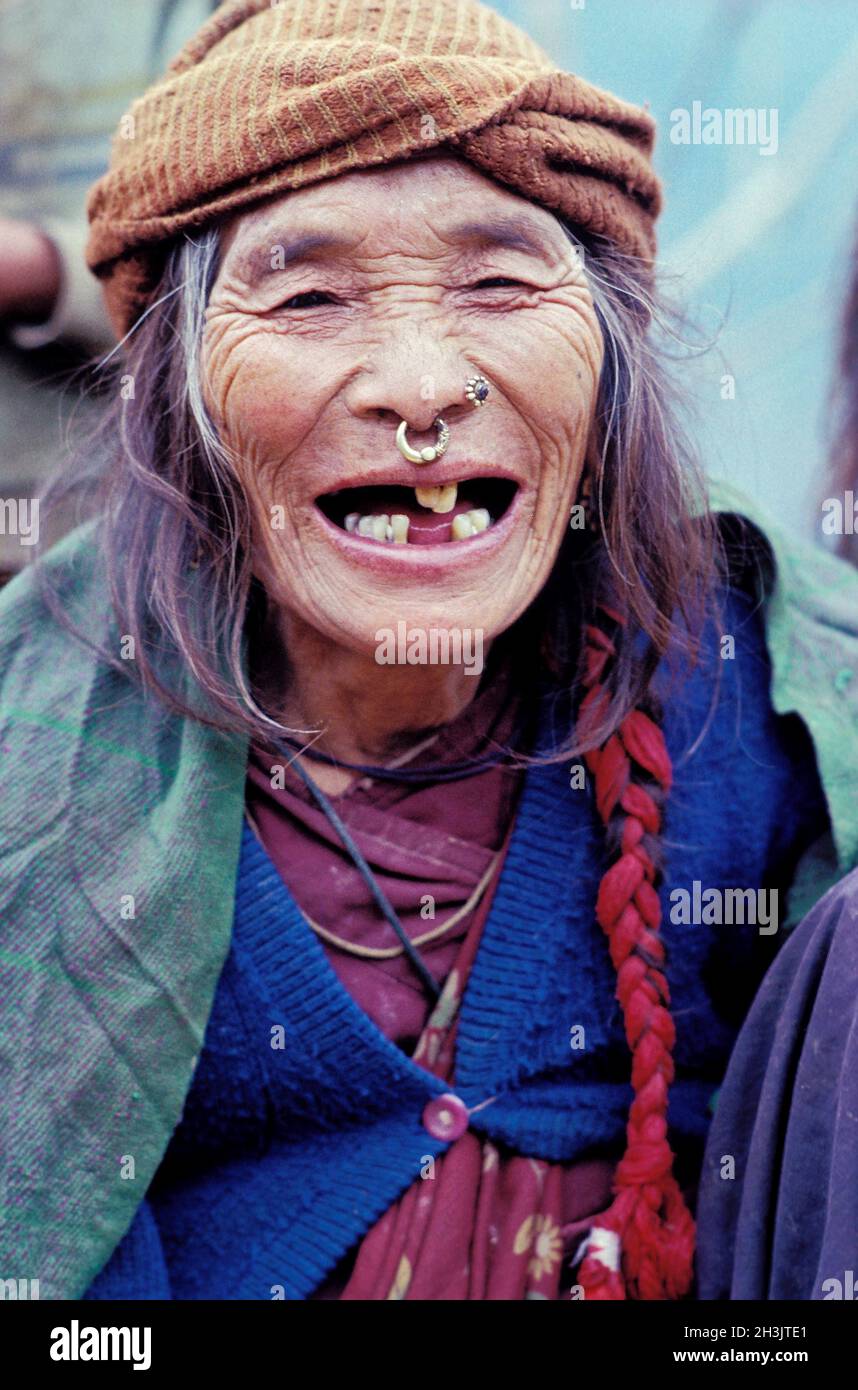Nepal, zona di Annapurna, donna del gruppo etnico Gurung Foto Stock