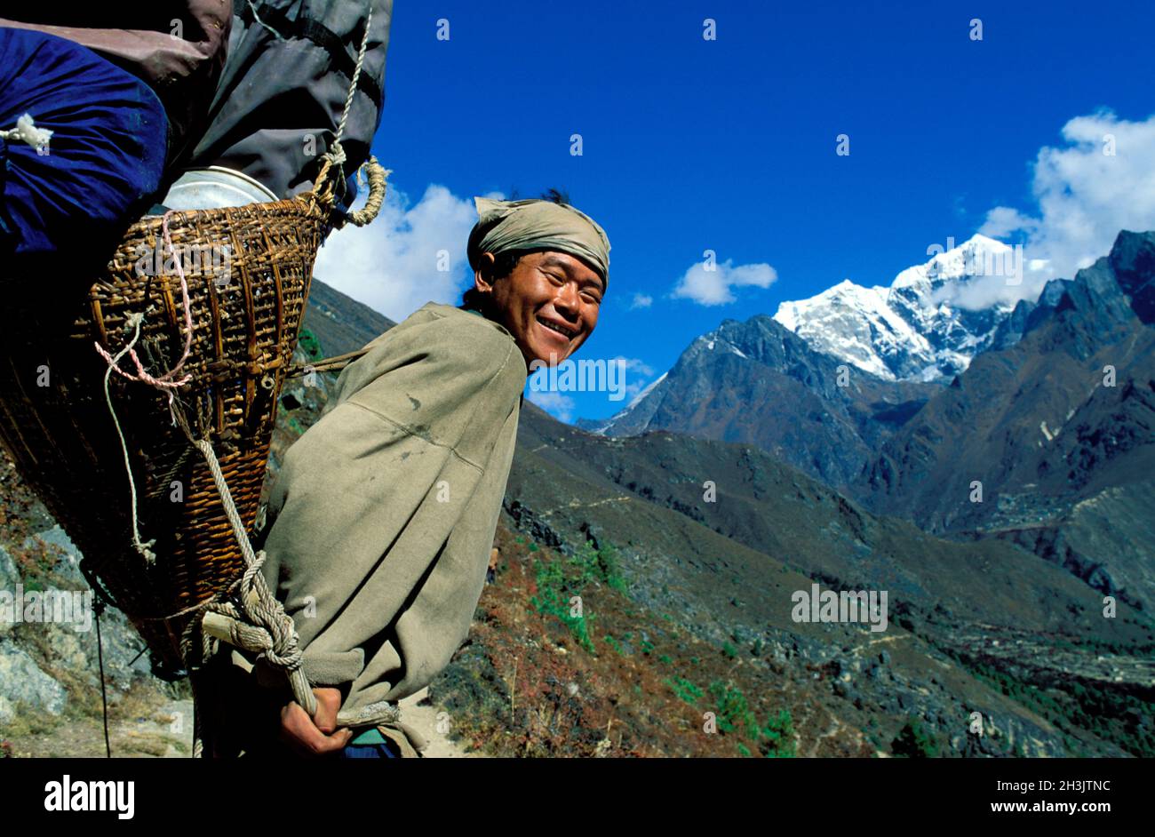 Nepal, Region du Khumbu, Region de l'Everest - Porteur de trekking Foto Stock