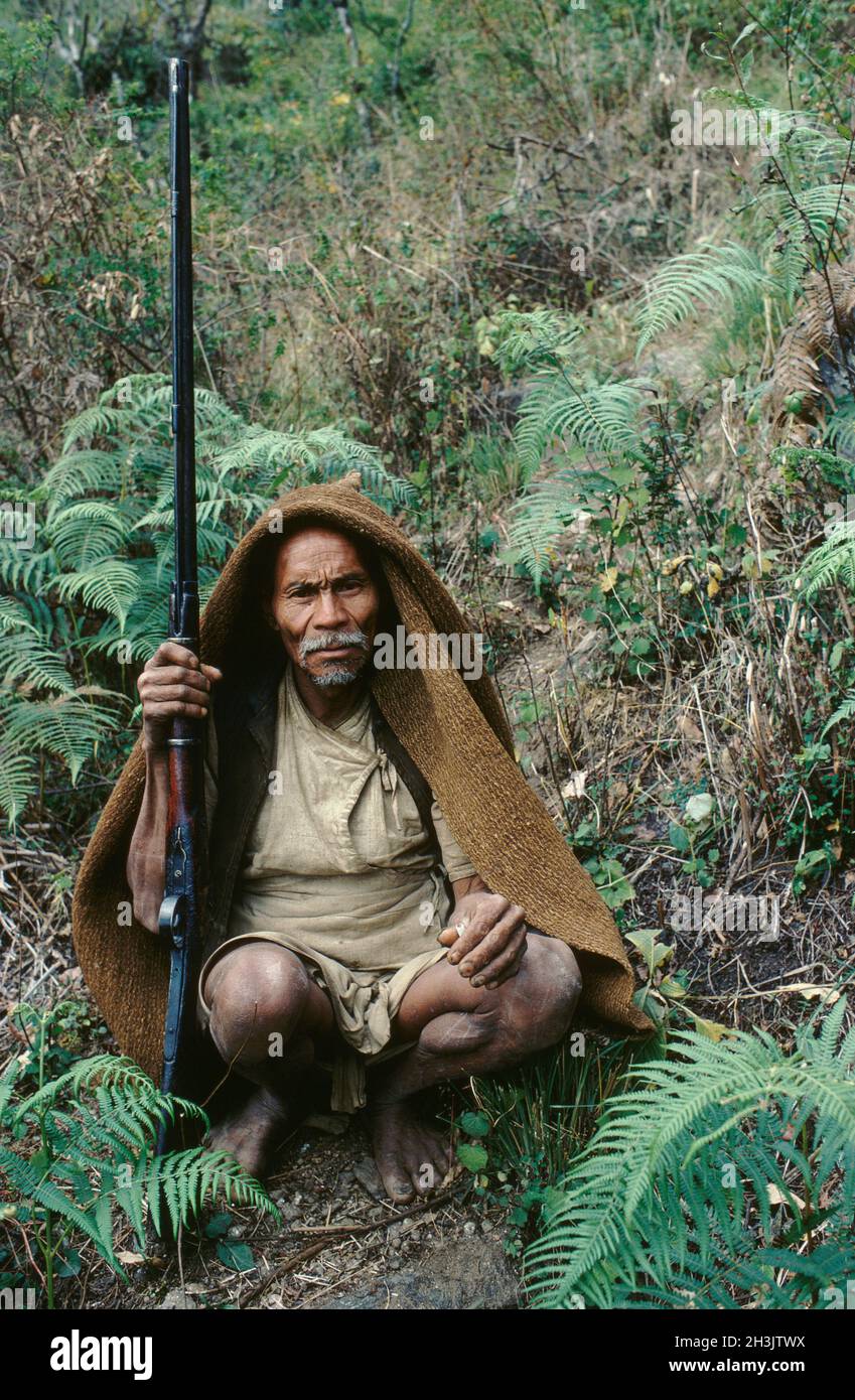 Cacciatore nella giungla. Gruppo etnico Gurung. Zona di Gorkha. Nepal. Foto Stock