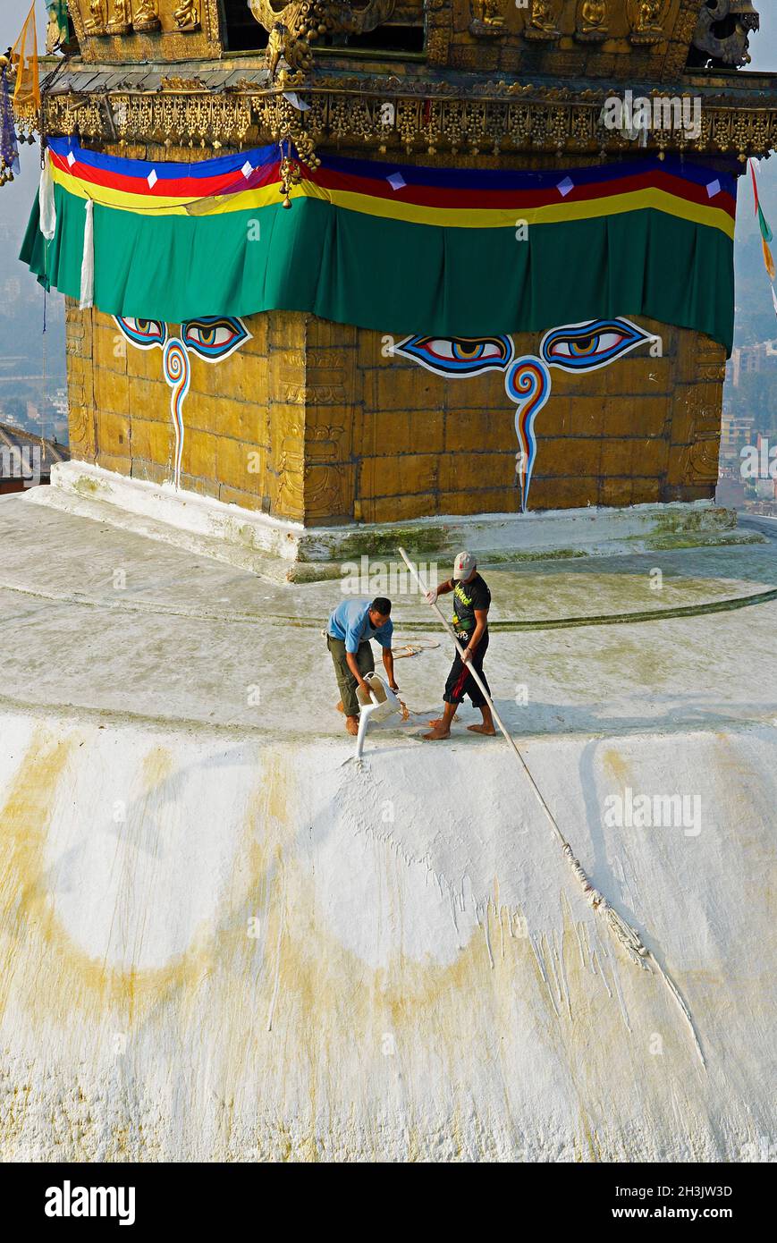 Nepal, valle di Kathmandu, Swayambunath stupa, lo stupa è dipingere regolarmente con acqua di zafferano per purificarlo Foto Stock