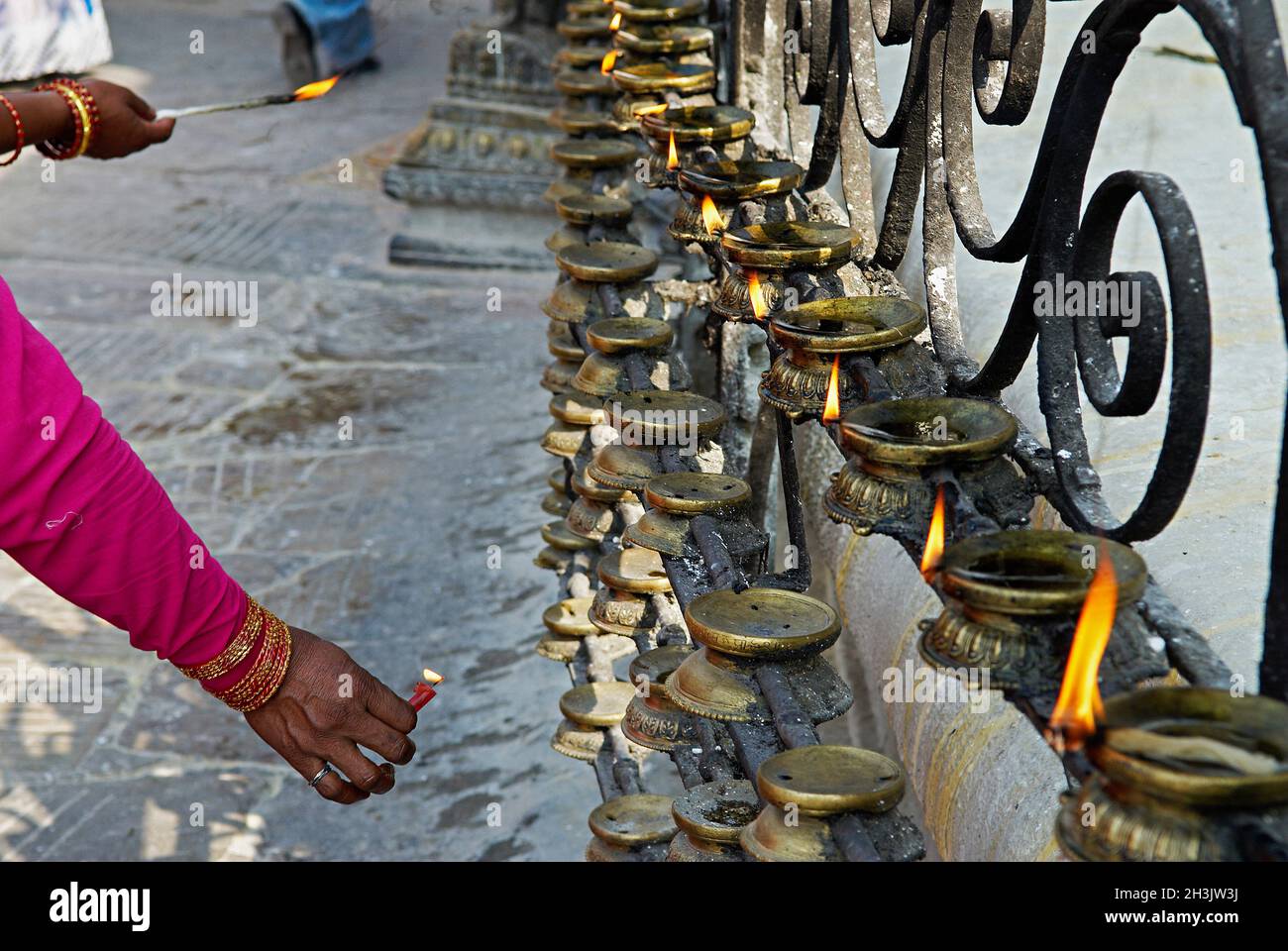 Nepal, valle di Kathmandu, Swayambunath stupa, offerta di mattina Foto Stock