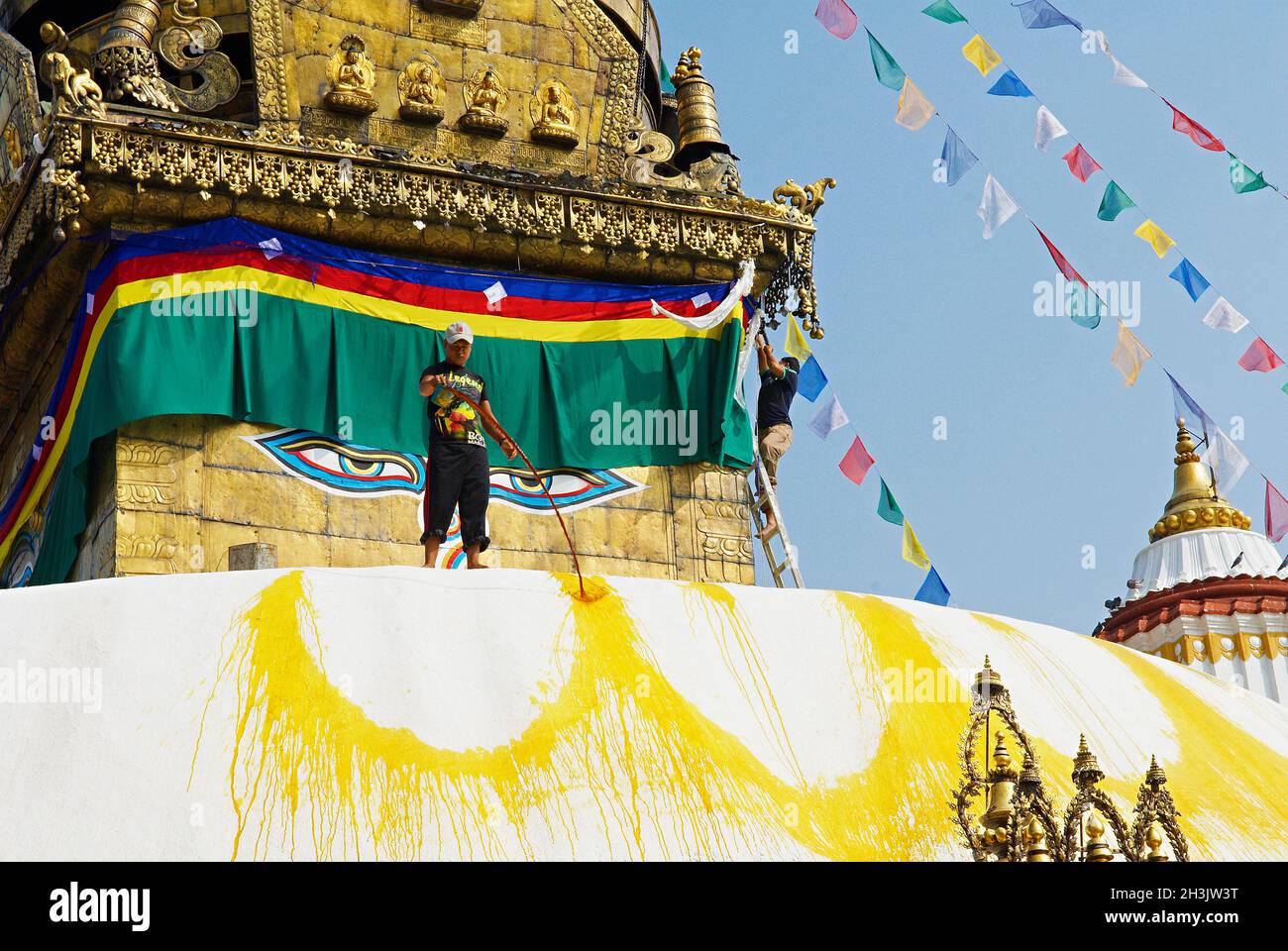 Nepal, valle di Kathmandu, Swayambunath stupa, lo stupa è dipingere regolarmente con acqua di zafferano per purificarlo Foto Stock