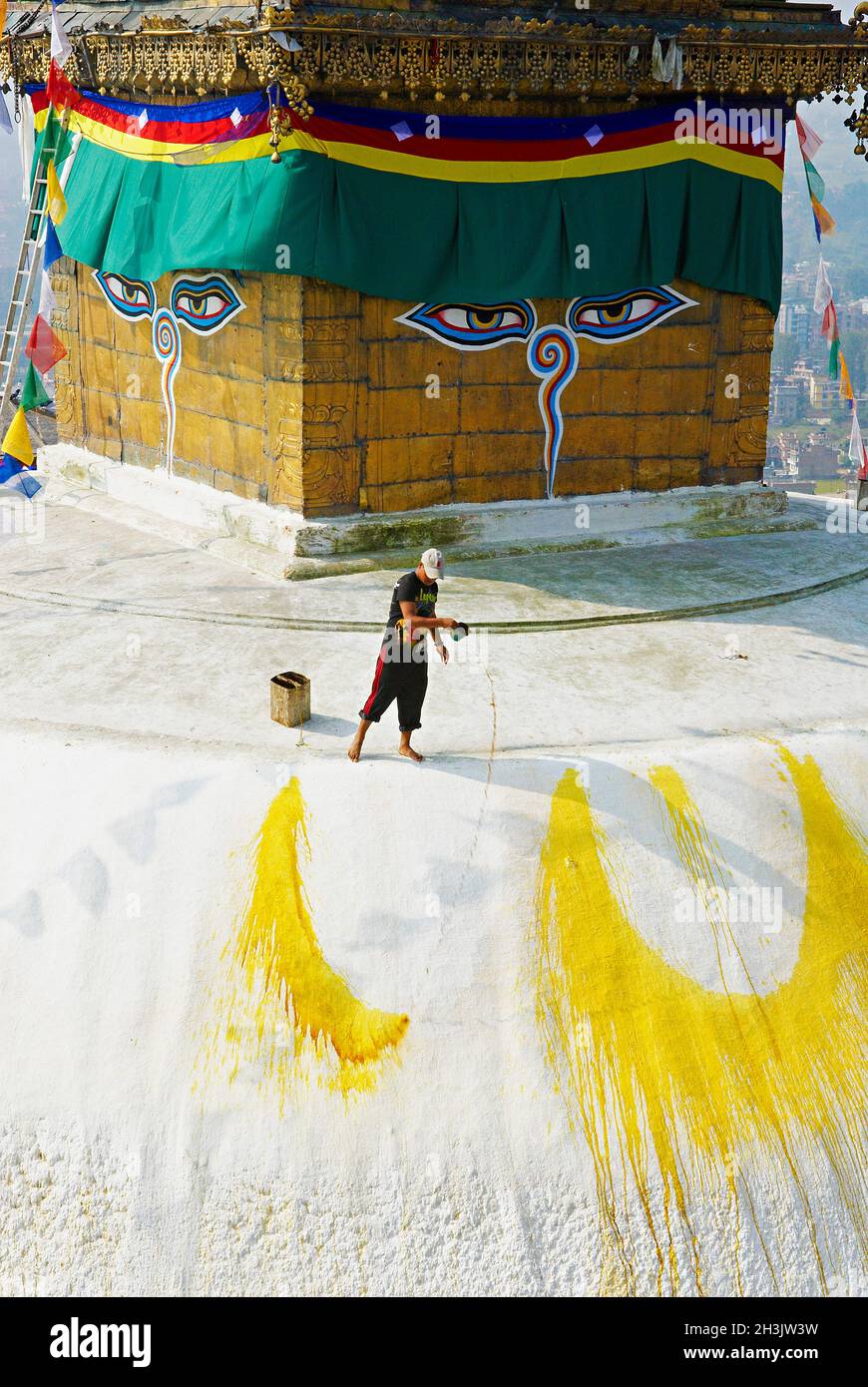 Nepal, valle di Kathmandu, Swayambunath stupa, lo stupa è dipingere regolarmente con acqua di zafferano per purificarlo Foto Stock