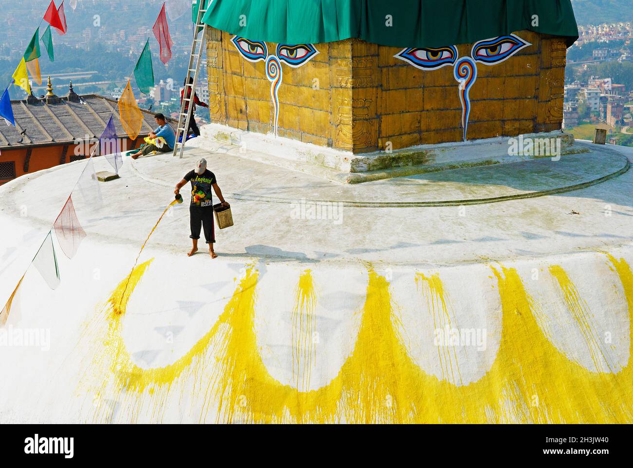 Nepal, valle di Kathmandu, Swayambunath stupa, lo stupa è dipingere regolarmente con acqua di zafferano per purificarlo Foto Stock