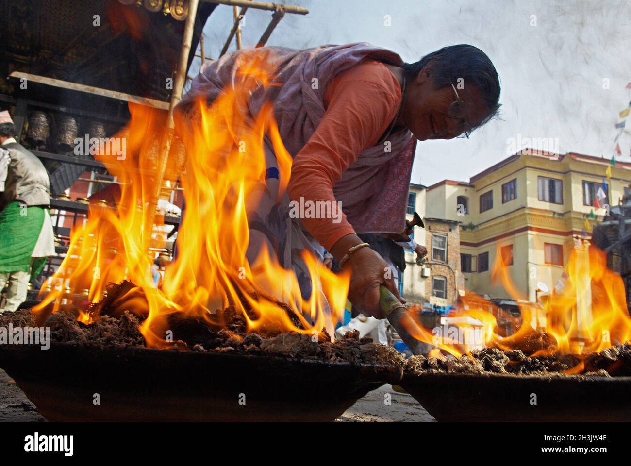 Nepal, valle di Kathmandu, Swayambunath stupa, offerta di mattina Foto Stock