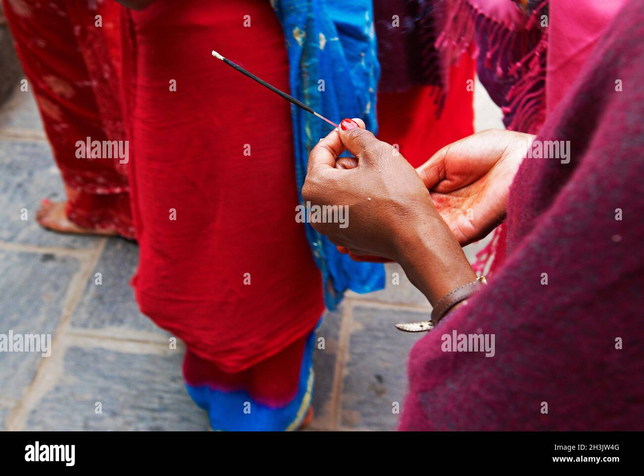 Nepal, valle di Kathmandu, Swayambunath stupa, offerta di mattina Foto Stock
