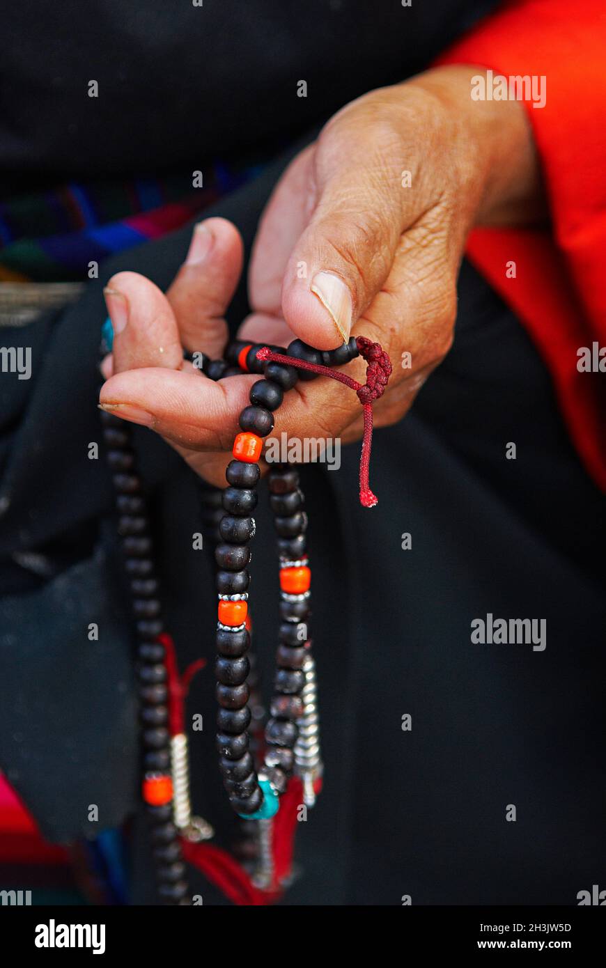 Nepal. Valle di Kathmandu. Swayambunath stupa. Donna tibetana che offre farina per Losar, il nuovo anno tibetano. Foto Stock