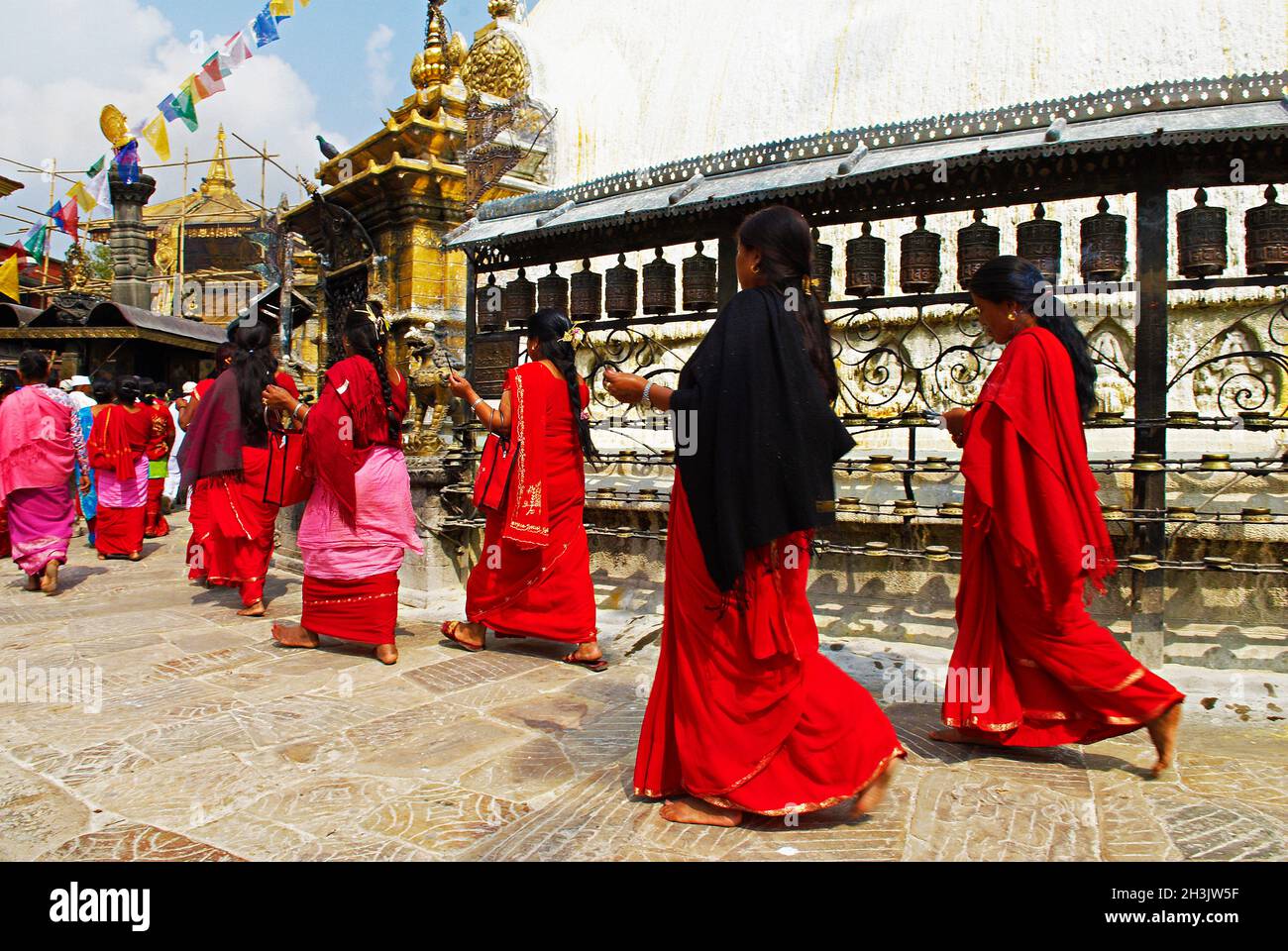 Nepal, valle di Kathmandu, Swayambunath stupa, offerta di mattina Foto Stock