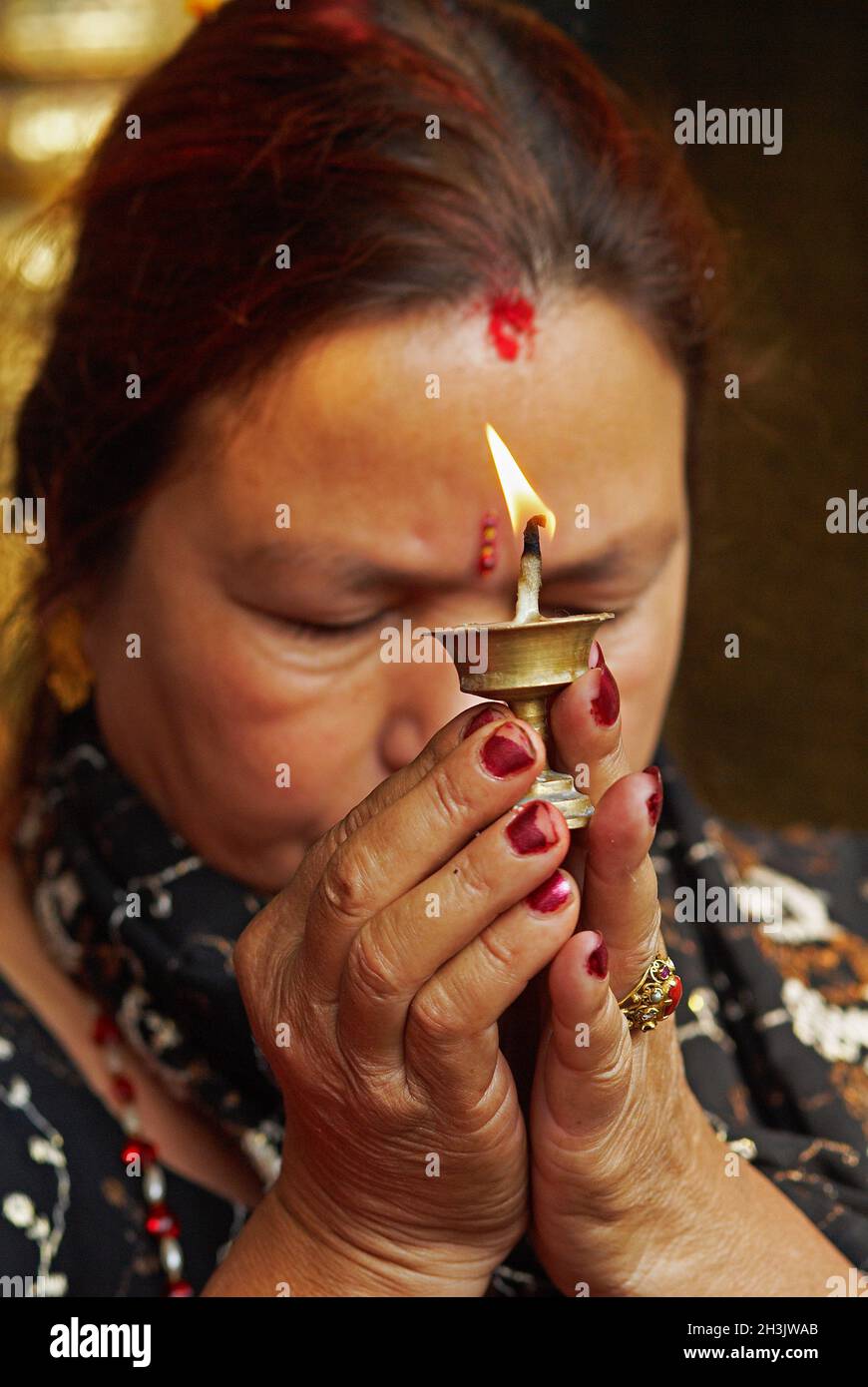 Nepal, Kathmandu, offerta mattutina al tempio buddhista di Sweta Macchendranath Foto Stock