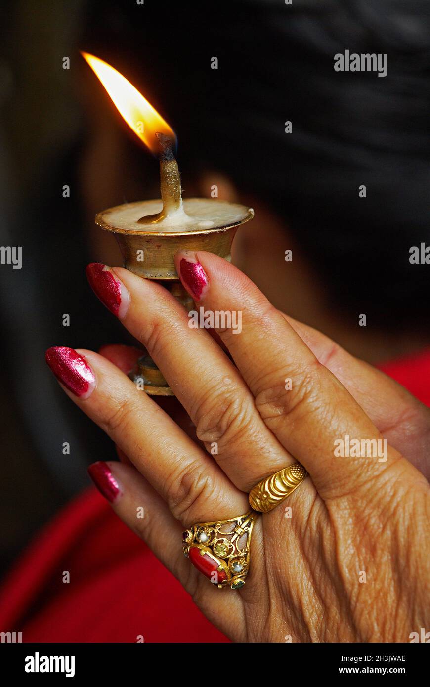 Nepal, Kathmandu, offerta mattutina al tempio buddhista di Sweta Macchendranath Foto Stock