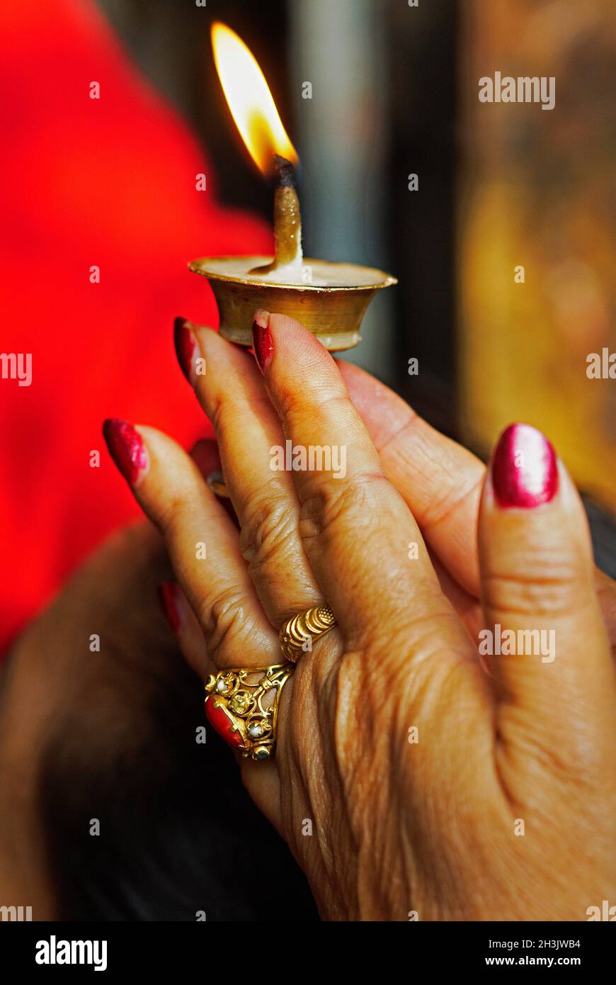 Nepal, Kathmandu, offerta mattutina al tempio buddhista di Sweta Macchendranath Foto Stock