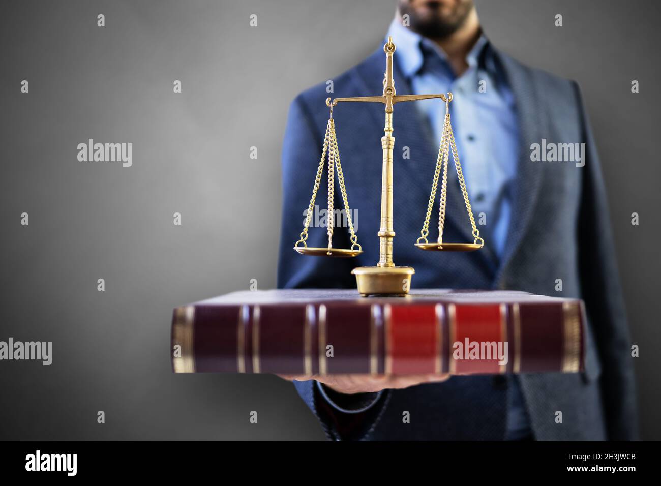 Giudice o avvocato Avvocato con legal law Book and Scale Foto Stock