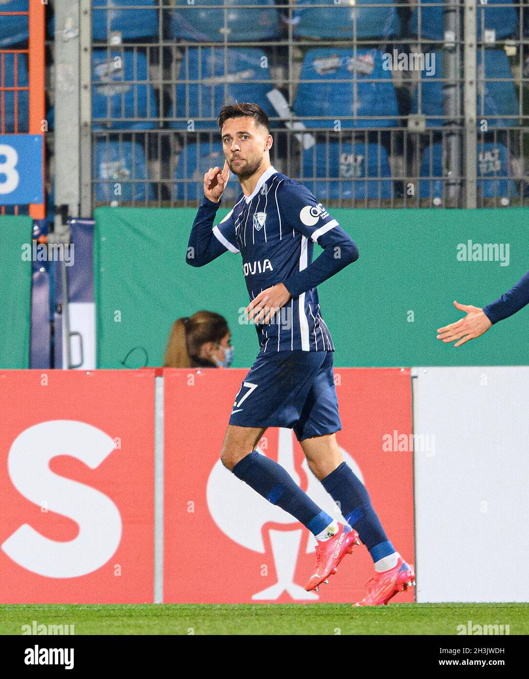 Jubilation Milos PANTOVIC (BO) dopo il suo obiettivo a 1: 0, Calcio DFB Pokal 2 ° turno, VfL Bochum (BO) - FC Augsburg (A), il 27 ottobre 2021 a Bochum/Germania. Â Foto Stock
