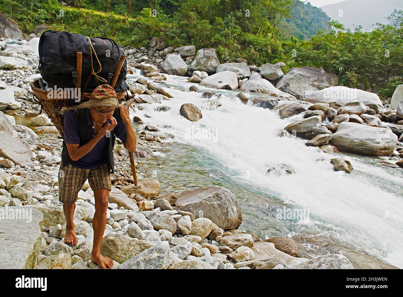 Nepal. Valle di Arun, Nepal orientale. Porter, il pilota di strada della Himalaya. Foto Stock