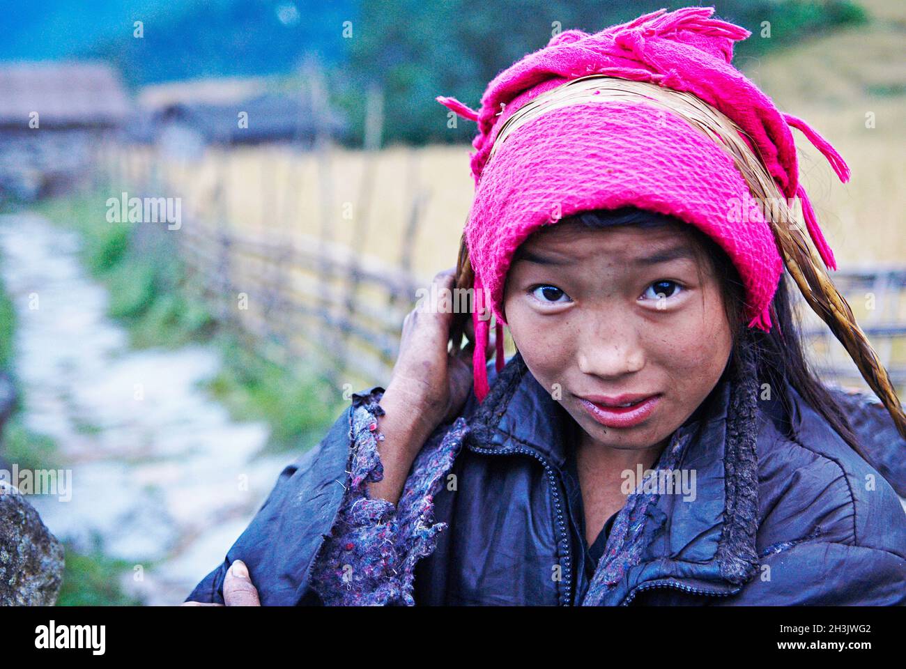 Nepal. Valle di Arun, Nepal orientale. Porter, il pilota di strada della Himalaya. Gruppo etnico Sherpa o Bhote. Foto Stock