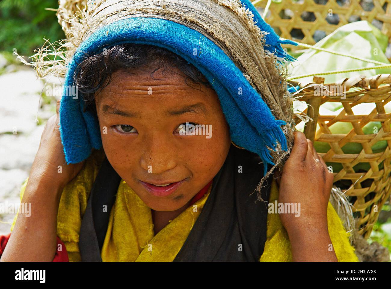 Nepal. Valle di Arun, Nepal orientale. Porter, il pilota di strada della Himalaya. Gruppo etnico Sherpa o Bhote. Foto Stock